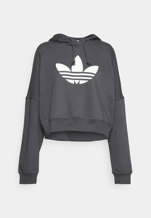 Ciemnoszara krótka bluza z kapturem z długimi rękawami, z kapturem na sznurki i dużym białym logo adidas trefoil na piersi.
