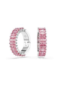 Dva srebrna obroča za ušesa okrašena z pravokotnimi rožnatimi dragulji, ki predstavljajo eleganten dizajn z zankastim zapiranjem.