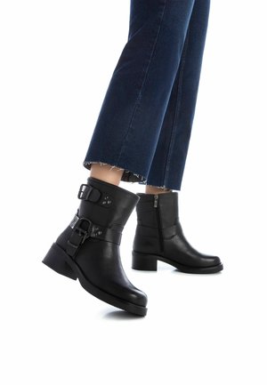 XTI Botines camperos - black