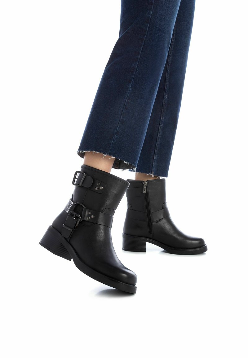 XTI Botines camperos - black