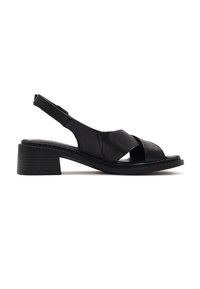 Sandalia slingback de cuero negro con tacón bajo de bloque, punta abierta y tiras cruzadas.