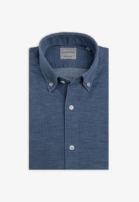 Camisa azul abotonada hecha de tela suave, con cuello abotonado y dos botones delanteros. La etiqueta dice "DAN JOHN REGULAR."