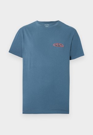 Blå kortærmet T-shirt med rund hals og lille pink bølgelogo på venstre bryst, vist på en ensfarvet hvid baggrund.