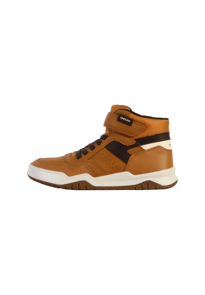 Sneaker alta marrone con tomaia in pelle sintetica, dettagli in tessuto, colletto imbottito, fascia in Velcro e suola in gomma bianca. Logo Geox visibile.