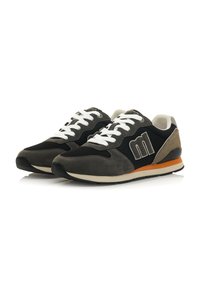 Zapatillas deportivas en negro y gris con cordones blancos, materiales de ante y malla, suela acolchada y un acento naranja en el talón.