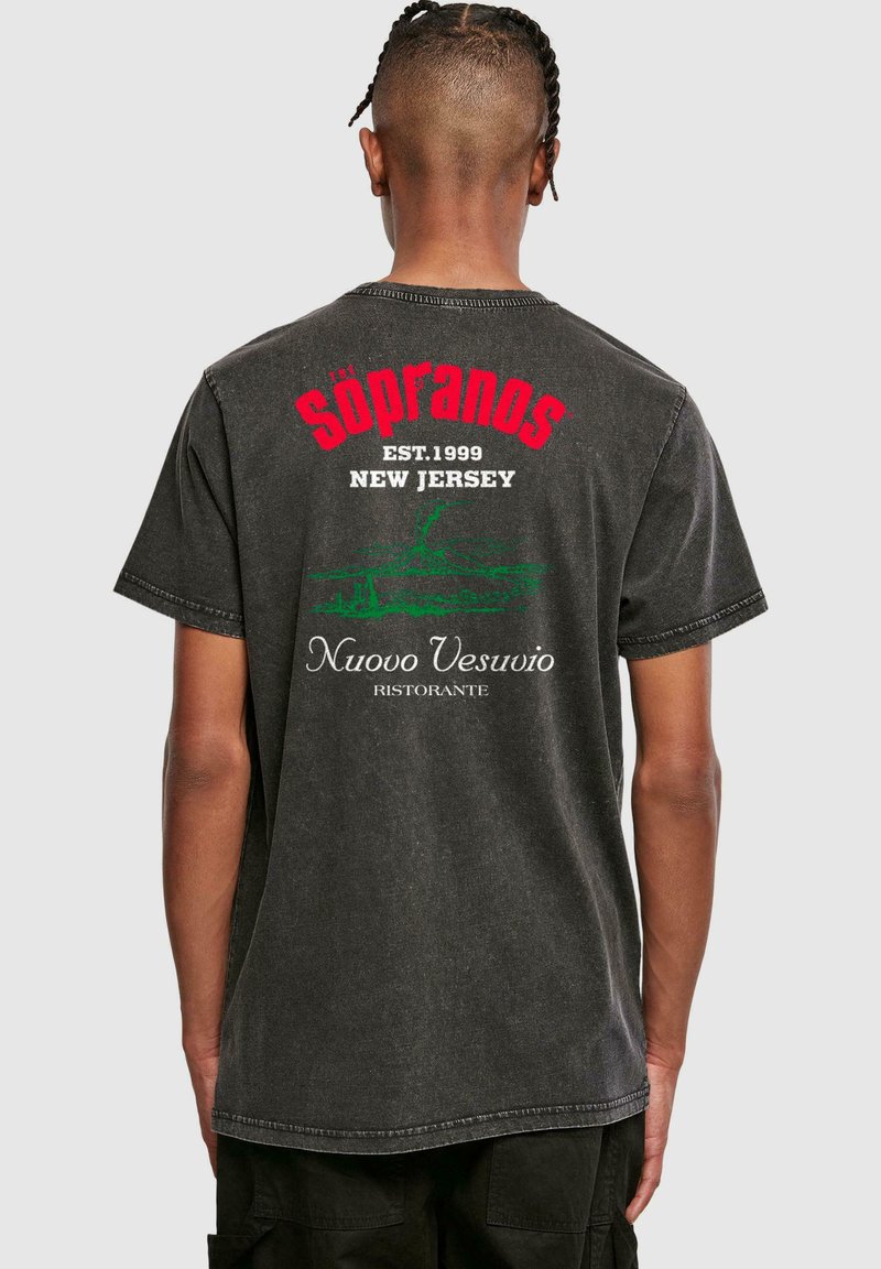 Černé bavlněné tričko s logem "The Sopranos" v červené barvě, textem "EST. 1999" a "NEW JERSEY", se grafikou restaurace Nuovo Vesuvio níže.