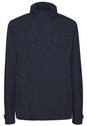 Giacca blu navy realizzata in materiale resistente all'acqua. Presenta un collo alto, due tasche sul petto con patta e due tasche laterali con zip.