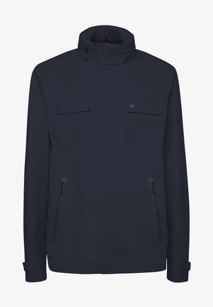 Giacca blu navy realizzata in materiale resistente all'acqua. Presenta un collo alto, due tasche sul petto con patta e due tasche laterali con zip.