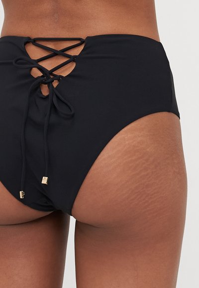 Fundă de bikini negru cu talie înaltă, cu un spate încrucișat cu șireturi, având accente aurii și o textură netedă, mată.