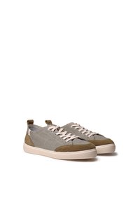 Baskets en tissu gris avec des accents en suède vert olive, lacets beiges et une semelle texturée. Comprend une languette à l'arrière pour un enfilage facile.