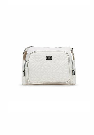 Bolso de mano acolchado en blanco con textura suave, herrajes en tono plateado y bolsillo frontal con cremallera. Cuenta con una correa de hombro desmontable.