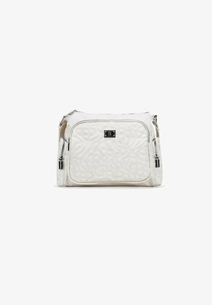 Bolso de mano acolchado en blanco con textura suave, herrajes en tono plateado y bolsillo frontal con cremallera. Cuenta con una correa de hombro desmontable.