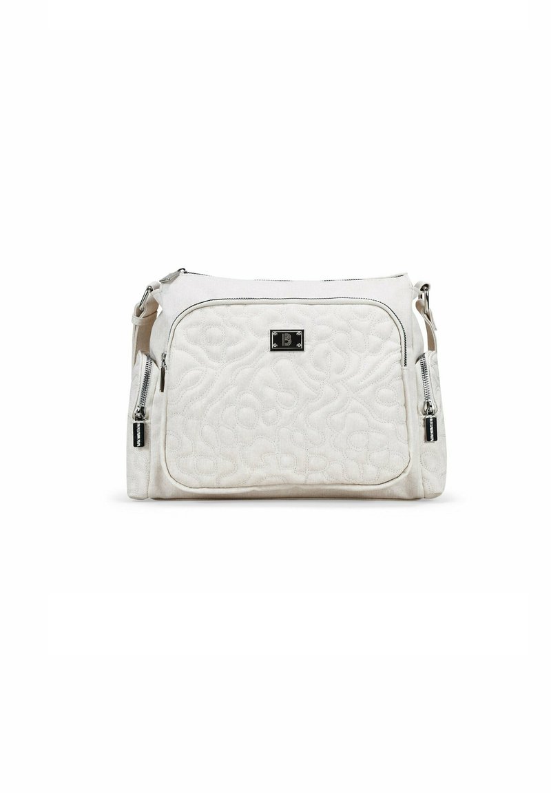 Bolso de mano acolchado en blanco con textura suave, herrajes en tono plateado y bolsillo frontal con cremallera. Cuenta con una correa de hombro desmontable.
