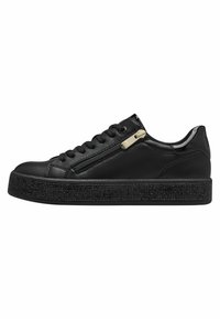Sneaker in pelle nera con punta arrotondata, chiusura con lacci frontale, zip laterale e suola platform nera glitterata. Texture morbida, design minimal.