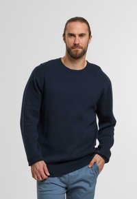 Maglione lavorato a maglia blu navy con colletto rotondo, maniche lunghe e polsini a coste. Presenta una superficie liscia e una vestibilità classica.