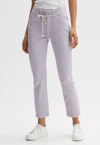 Jean en coton lilas avec taille ajustable par cordon, poches avant et coupe droite, associé à des baskets blanches.