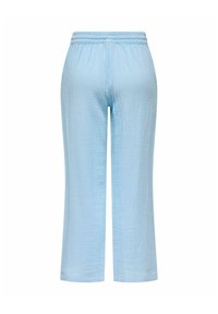Svijetloplave, hlače srednjeg struka napravljene od teksturirane tkanine s elastičnim pojasom i ravnim nogavicama, koje sadrže suptilne pliseje za opušteni stil.
