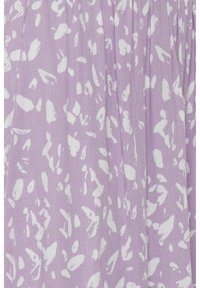 Tissu violet clair avec un motif abstrait blanc, texture douce et design fluide, adapté aux vêtements à coupe décontractée.