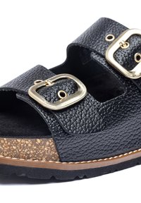 Schwarze Ledersandale mit strukturiertem Obermaterial, zwei breiten Riemen mit goldenen Schnallenakzenten und einer Korkfußbett mit einer schwarzen Gummisohle.