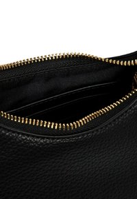Pochette in pelle nera con finitura testurizzata, dotata di una zip in metallo dorato e un interno in tessuto nero con slot per carte.