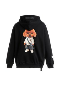 Sudadera negra con un gráfico de un perro marrón y esponjoso que lleva una sudadera blanca y accesorios. Tejido suave con puños y dobladillo acanalados.