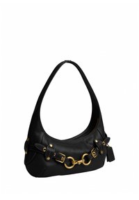 Sac à main en cuir noir avec une poignée courbée, des boucles dorées et des anneaux décoratifs à l’avant, y compris une petite étiquette suspendue.