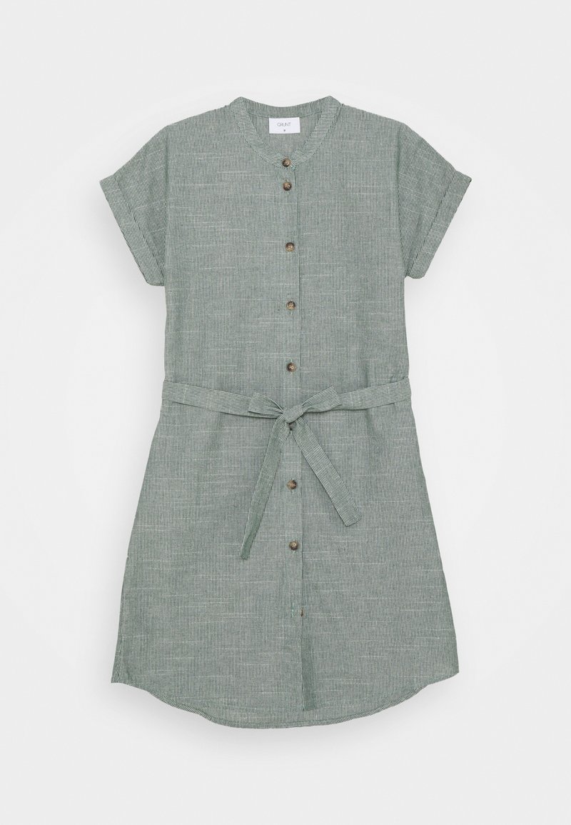 Robe verte sourde à manches courtes, boutonnée, avec un motif texturé subtil et une ceinture en tissu assortie nouée à la taille.