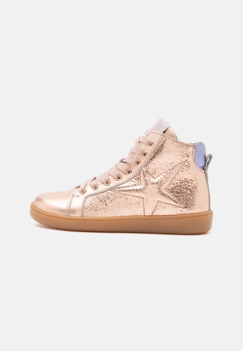 Μεταλλικό ροζ χρυσό sneaker υψηλής κορυφής με ροζ κορδόνια, σχέδιο αστεριού στο πλάι, μοβ ταμπ για την φτέρνα και ανοιχτό καφέ λαστιχένια σόλα.