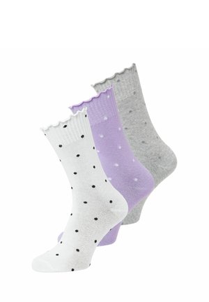 Drie paar sokken tot halverwege de kuit met gerimpelde bovenkanten, één witte met zwarte stippen, één lavendelkleurige met witte stippen en één grijze met donkerdere stippen.