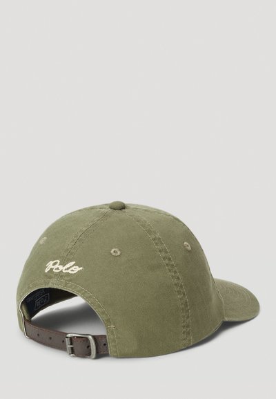 Casquette de baseball vert olive en coton, avec un bord courbé, une sangle en cuir ajustable et un logo "Polo" brodé à l'arrière.