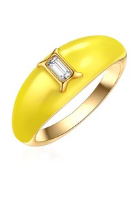 Rumena emajlirana prstan z širokim trakom in pravokotnim prozornim kamnom, vstavljenim v zlato obarvane kovinske dodatke. Gladka, sijajna površina.