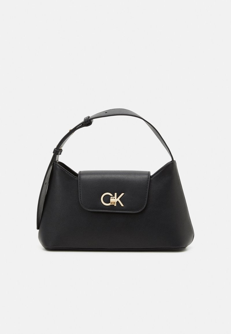 Sac à bandoulière en cuir noir avec fermeture à rabat ornée du logo CK doré, et une sangle réglable sur fond uni clair.