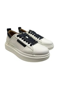 Sneakers in pelle bianca con punta arrotondata, lacci blu navy e un accentuazione scura sul tallone in contrasto. Presentano una suola in gomma bianca spessa e dettagli cuciti.