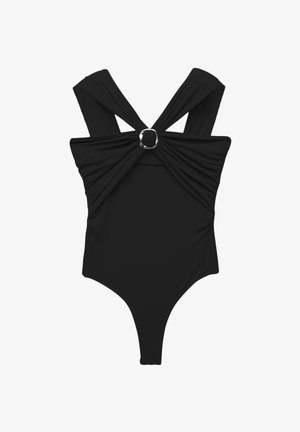 Zwarte badpak met gedraaid stoffen ontwerp, brede banden en zilveren gesp in het midden, met een hoge uitsnijding aan de benen.