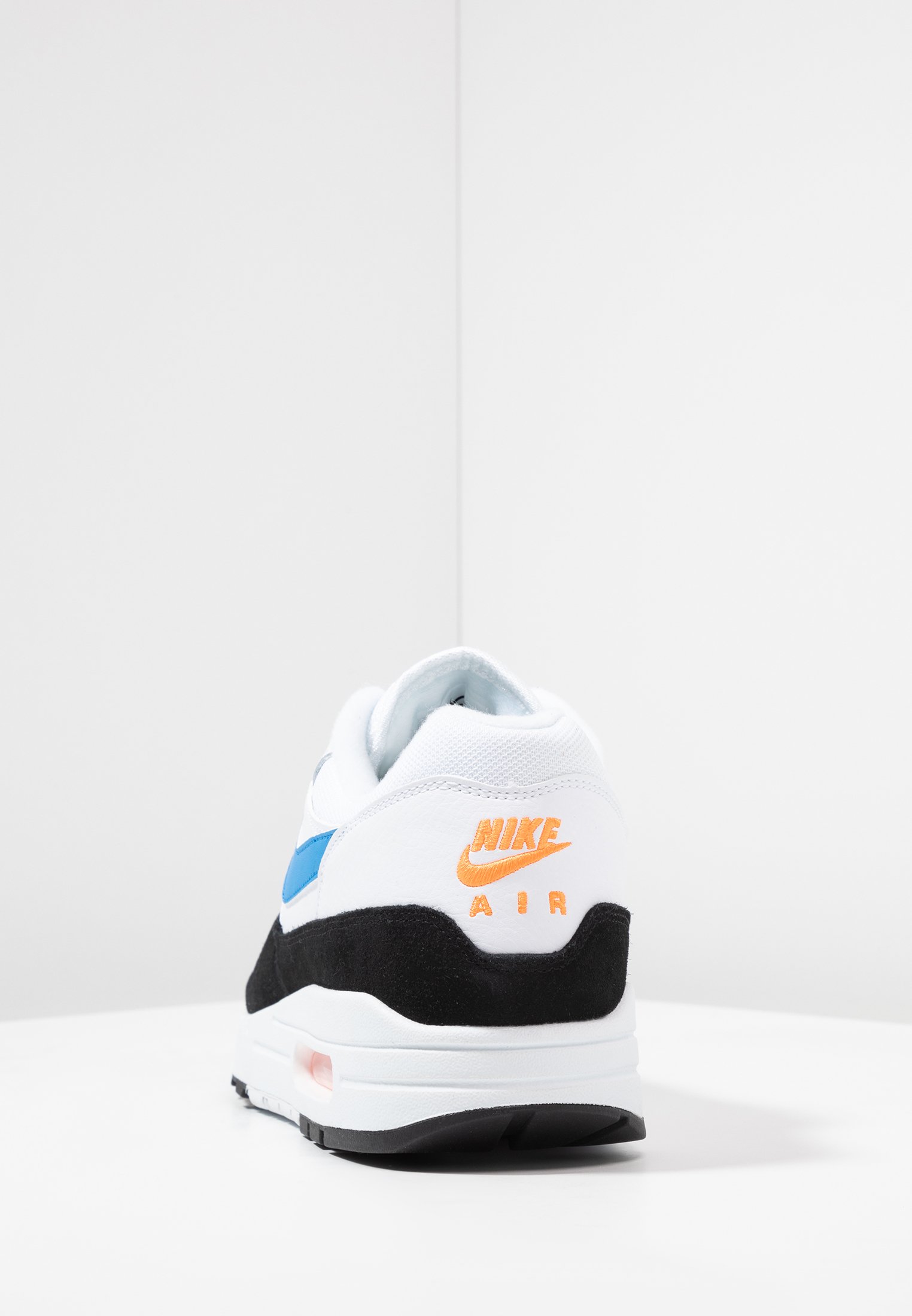 Nike Sportswear AIR MAX Joggesko whitephoto bluetotal Nike Sportswear AIR FLIGHT 89 Høye joggesko whiteblack