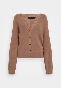 Braune gestrickte V-Ausschnitt-Cardigan mit langen Ärmeln und sechs dunklen Knöpfen auf der Vorderseite, auf einem weißen Hintergrund präsentiert.