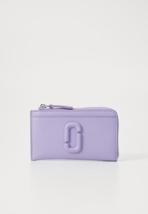 Violetinės odinės piniginės, kurioje iškilmingai iškilęs logotipas, užtrauktuko uždarymas ir lygus paviršius. Kompaktiškas stačiakampis dizainas su minimaliais metaliniais detalėmis.