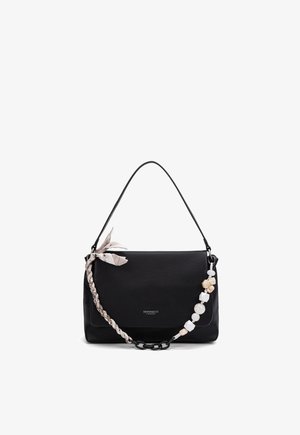 Borsa rettangolare nera in pelle con una singola tracolla, decorata con tessuto intrecciato e perline bianche su un lato, e piccolo logo del marchio sul davanti.