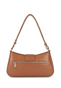 Borsa a spalla in pelle marrone chiaro dalla forma curva, dotata di tasca con zip sul davanti e di una singola tracolla regolabile. Texture liscia.