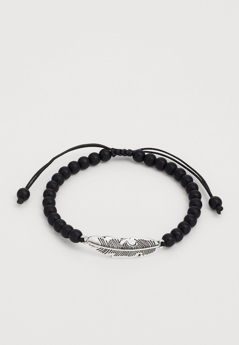 Bracelet en perles noires avec cordon ajustable, présentant un accent central en argent en forme de plume avec un gravure détaillée.