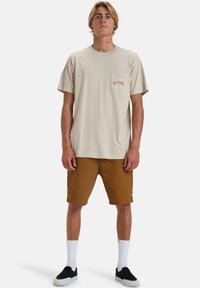 Billabong STACKED ARCH PKT - Triko s potiskem - sgl