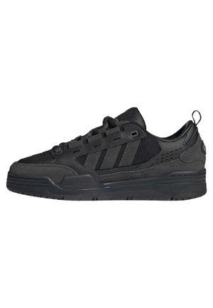 Czarny niski sneaker z panelami z zamszu i skóry, sznurowanie z przodu, trzy paski po boku oraz pętelka na pięcie.