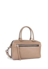 Beige leren handtas met dubbele handgrepen, zilveren hardware, een voorste ritsvak en contrasterende stiksels. Rechthoekige vorm, gladde textuur.