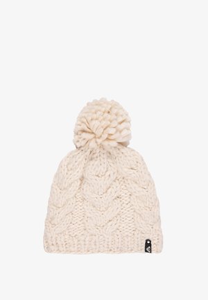 Witte gebreide beanie met een grote pompon bovenop, voorzien van een kabelbreipatroon en een klein zwart merklabel aan de zijkant.