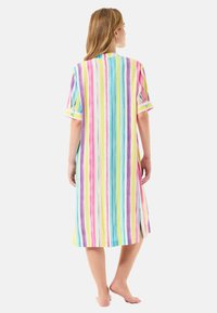 Bata de casa colorida y a rayas con mangas cortas, en tonos pastel de rosa, azul, verde y amarillo, hecha de una tela ligera.