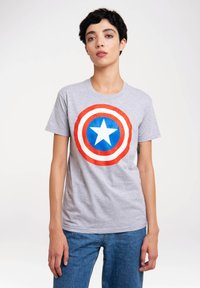 Graues Baumwoll-T-Shirt mit einem großen rot, weiß und blau gestalteten Captain America-Schildgrafik auf der Vorderseite. Kurzärmlig und mit Rundhalsausschnitt.