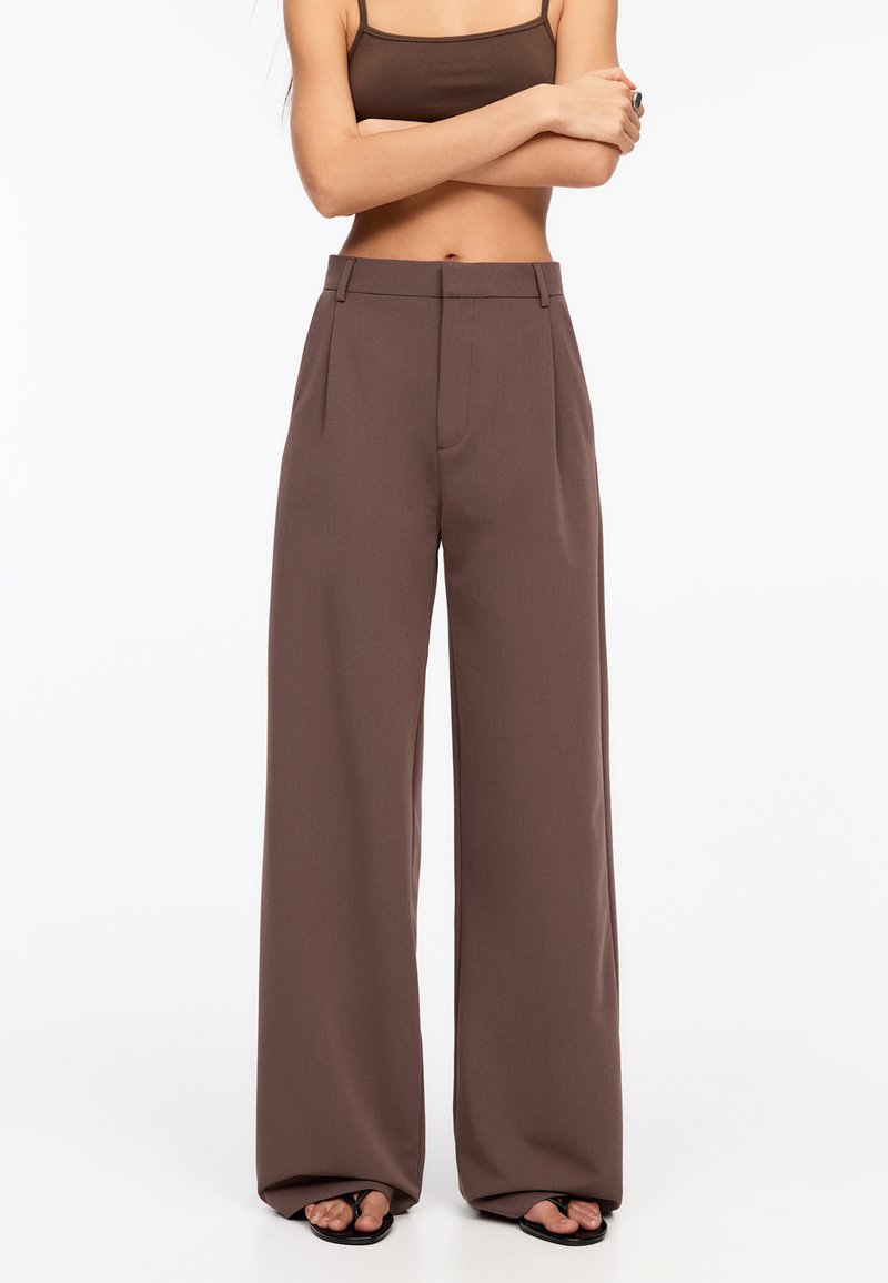 PULL&BEAR - DARTED - Stoffhose - brown, Vergrößern