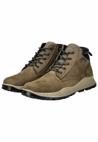 Botas de senderismo de ante marrón con cordones y acentos negros, que cuentan con una suela de goma y soporte acolchado para el tobillo, ofreciendo comodidad y durabilidad.