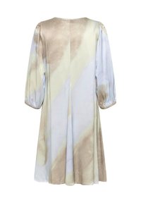 Lyhythihainen mekko pehmeästä, kevyestä kankaasta. Vesiväri kukkakuosi vaaleansinisessä, beige ja vaaleanvihreässä. Loiva malli ja polvipituinen muotoilu.
