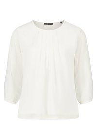 Blouse blanche à col rond, manches trois-quarts, légère plissage à l'avant et poignets élastiques. Texture de tissu lisse.